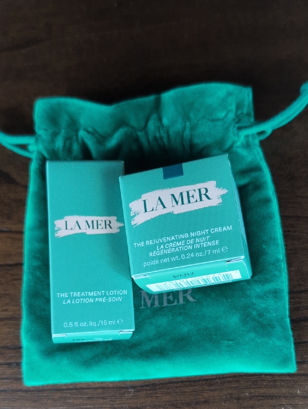 La Mer skincare duo in teal packaging